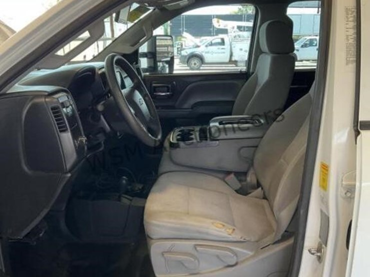 2015-chevrolet-3500-image-21