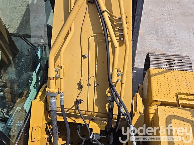 2015-caterpillar-329fl-image-42