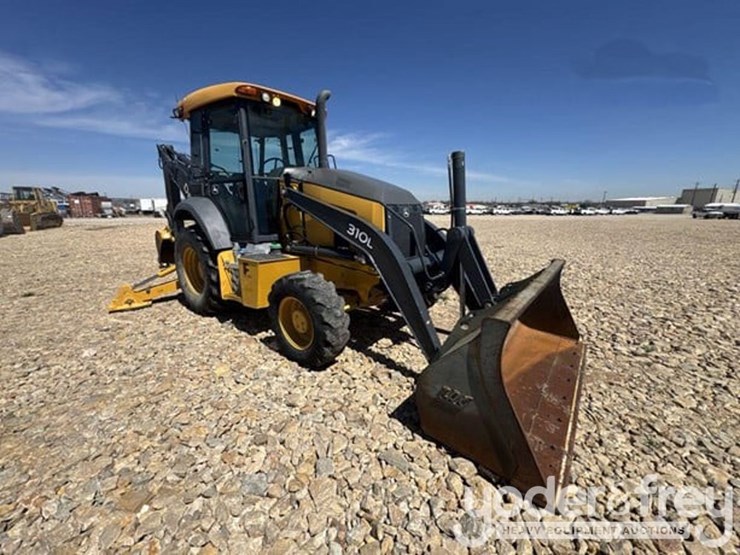 2019-deere-310l-image-3