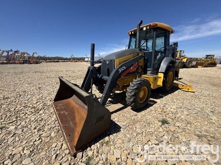 2019-deere-310l-image-1