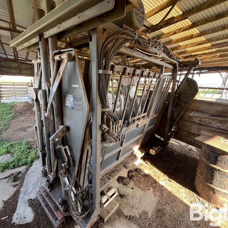 Titan West Hydraulic Chute