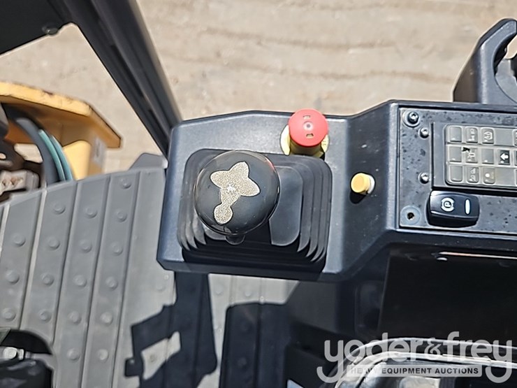 2017-volvo-sd45b-image-35