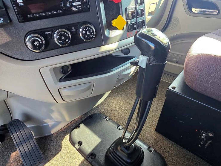 2019-peterbilt-567-image-3