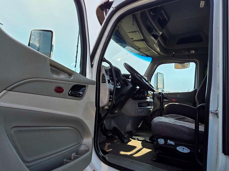 2019-peterbilt-567-image-1