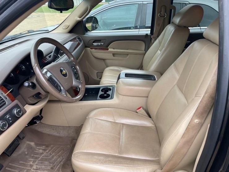 2010-chevrolet-suburban-image-12