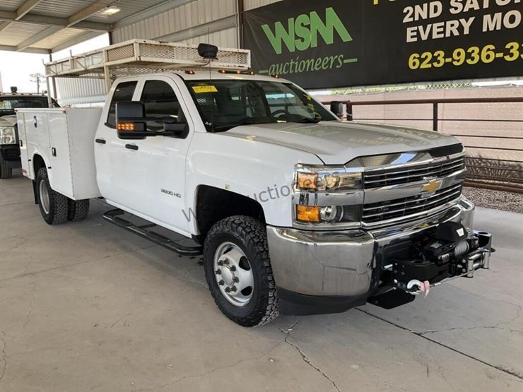 2015-chevrolet-3500-image-2