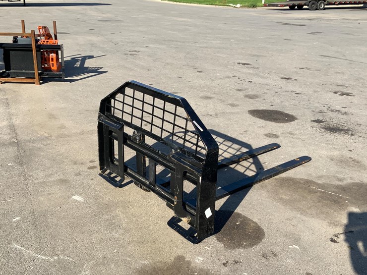 skid-steer-pallet-fork-attachment-image-5