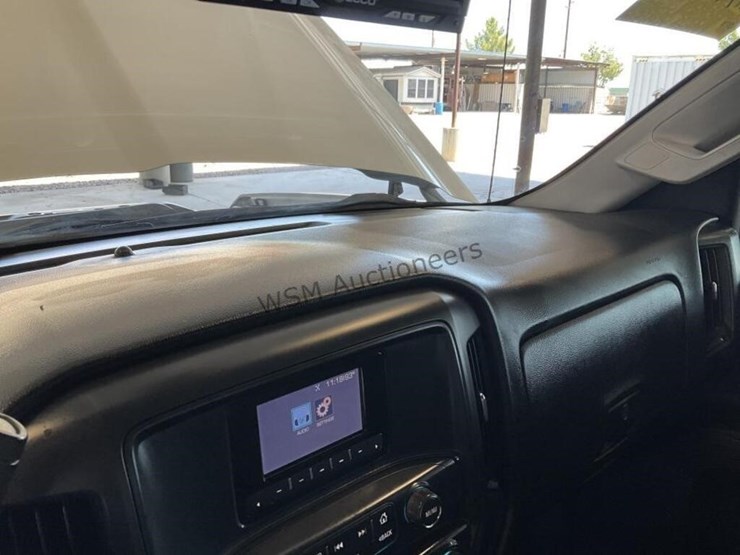 2015-chevrolet-3500-image-18