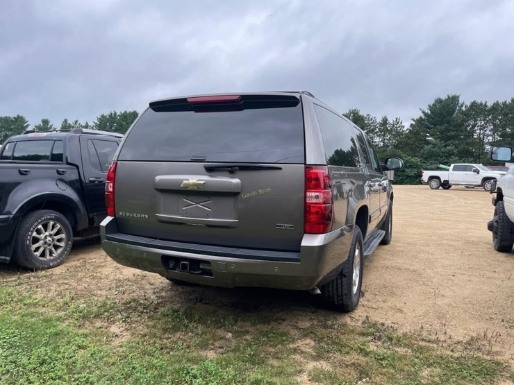 2011-chevrolet-suburban-image-8