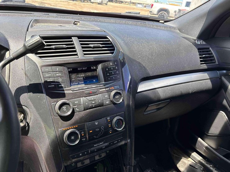 2019-ford-explorer-image-15
