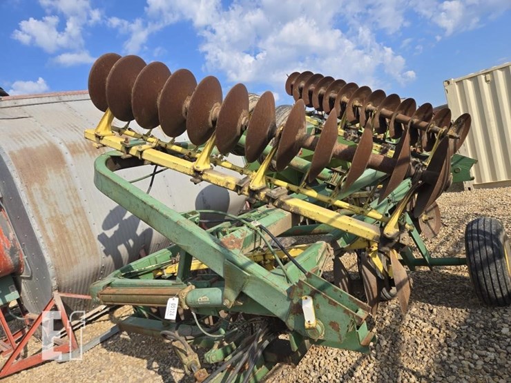 john-deere-220-image-12