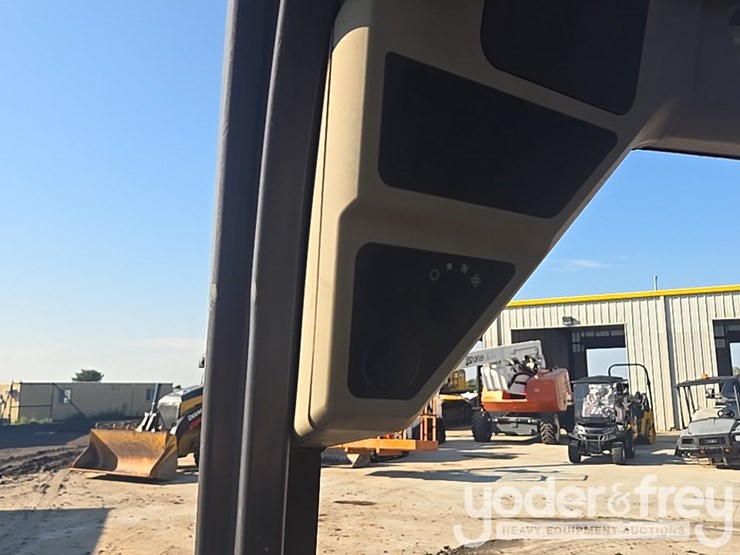 2012-volvo-mc135c-image-46