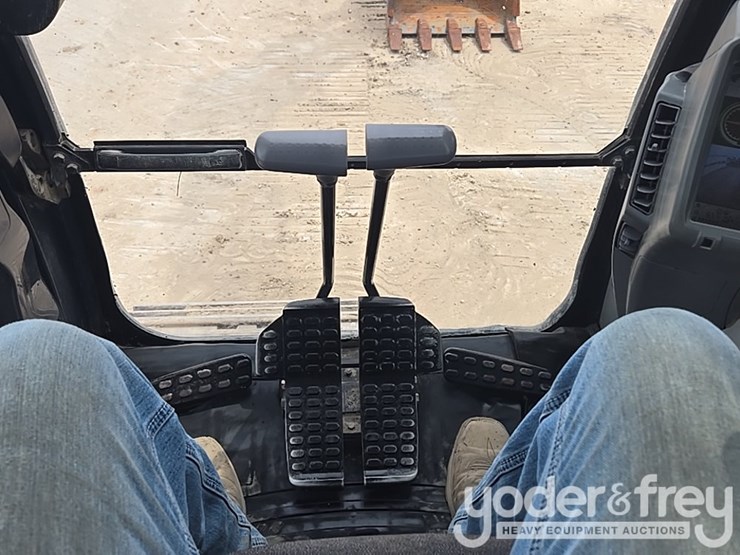 2022-deere-130g-image-71