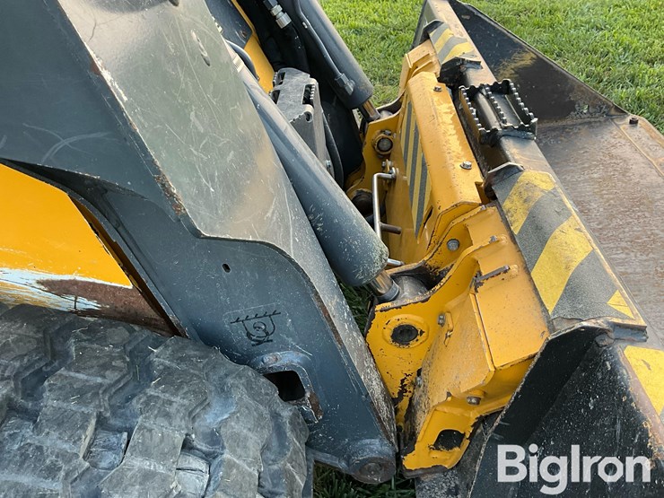 2017-deere-317g-image-17