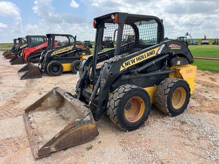 2015-new-holland-l218-image-1