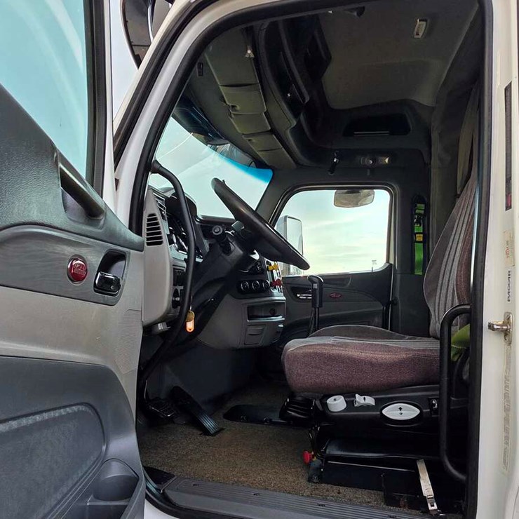 2017 PETERBILT 567