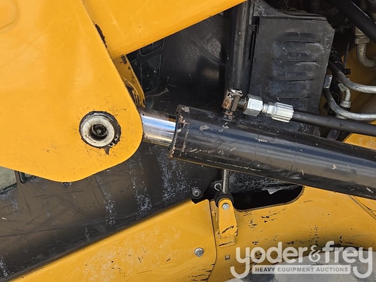 2022-caterpillar-259d3-image-28