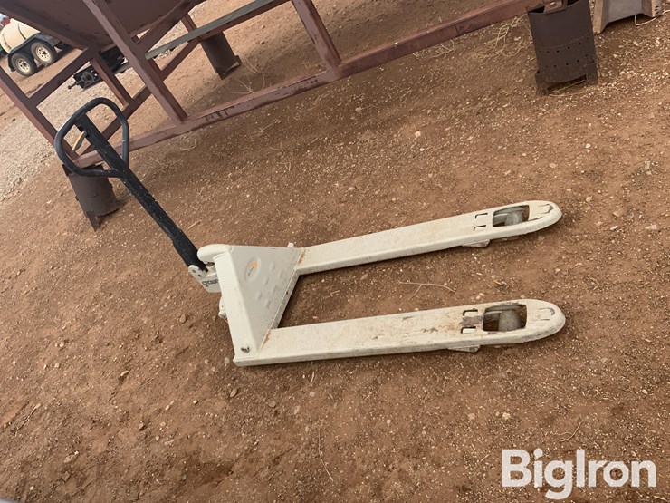 crown-pallet-jack-image-4