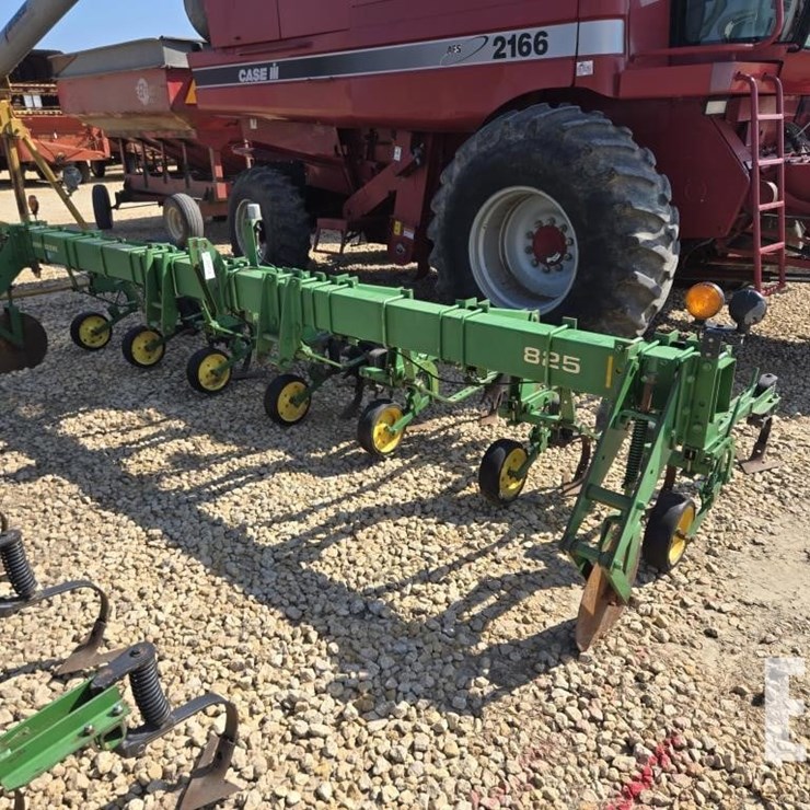 JOHN DEERE 825