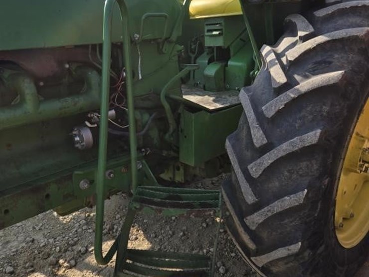 john-deere-4010-image-16