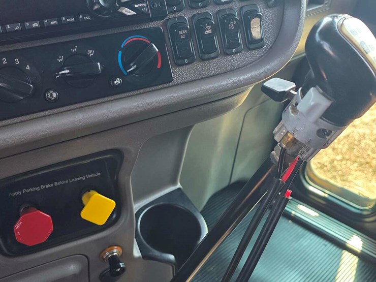 2015-peterbilt-389-image-3