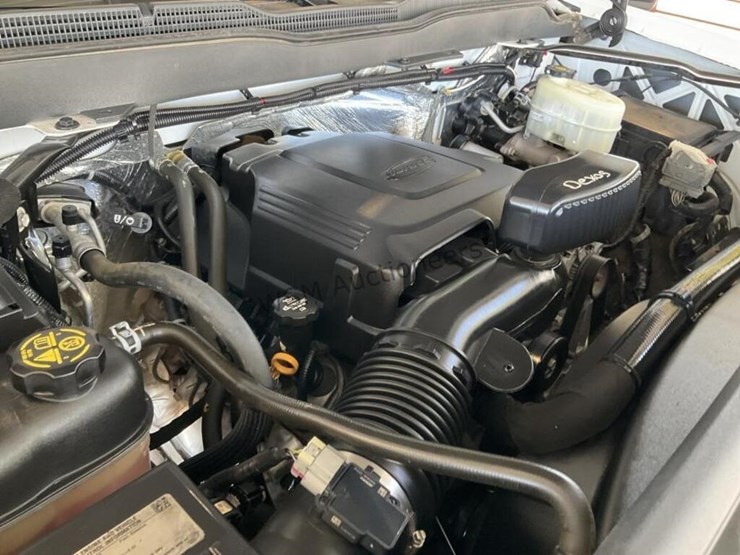2015-chevrolet-3500-image-12