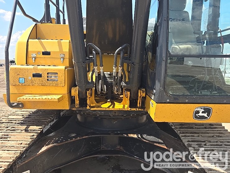 2017-deere-210g-lc-image-37