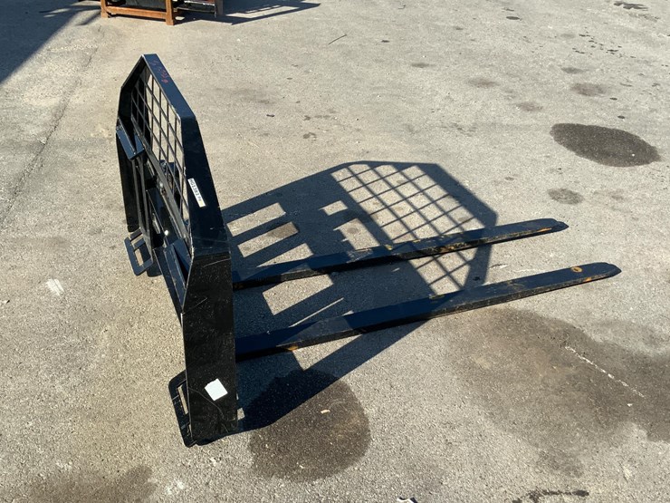 skid-steer-pallet-fork-attachment-image-15