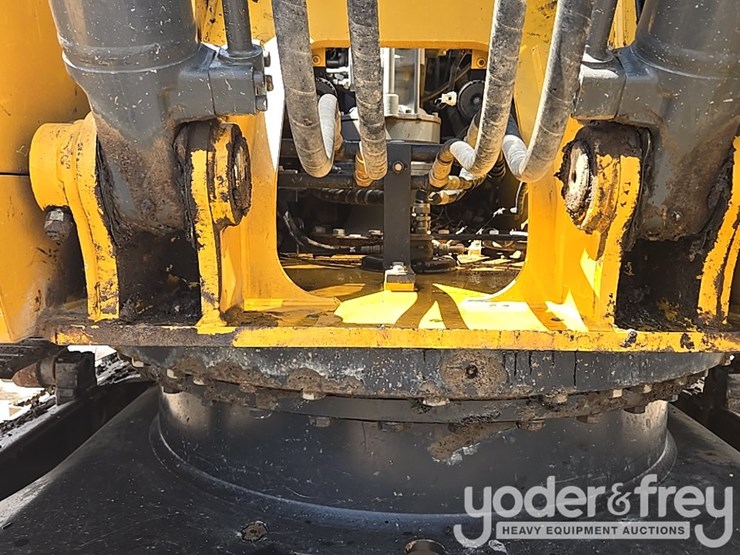 2017-deere-210g-lc-image-40