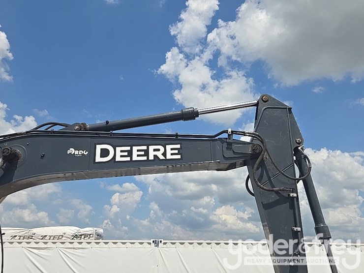 2017-deere-210g-lc-image-34