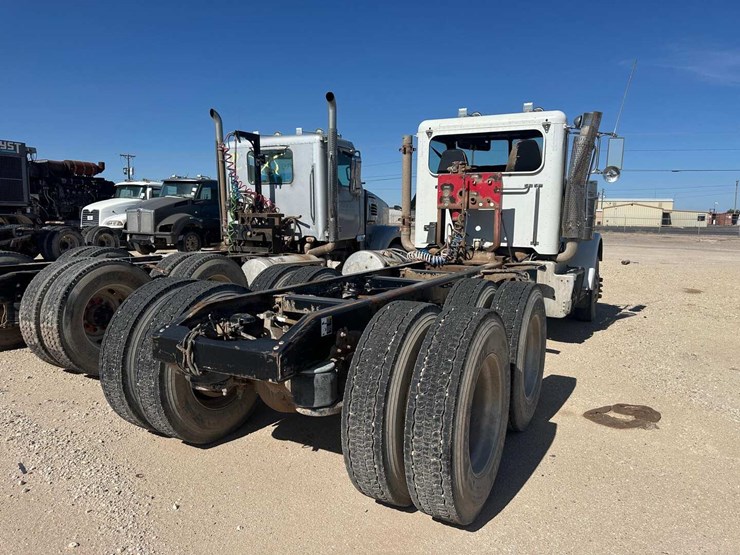 2014-peterbilt-388-image-2