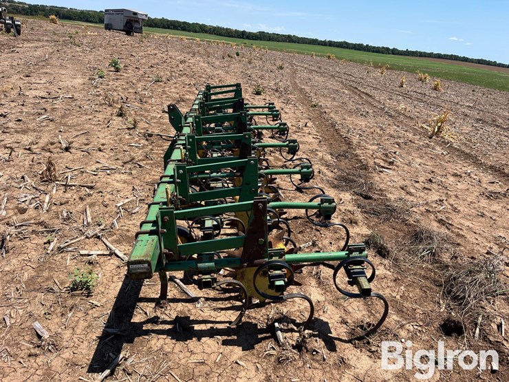 john-deere-cultivator-image-8
