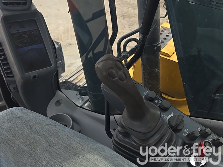 2022-deere-130g-image-80