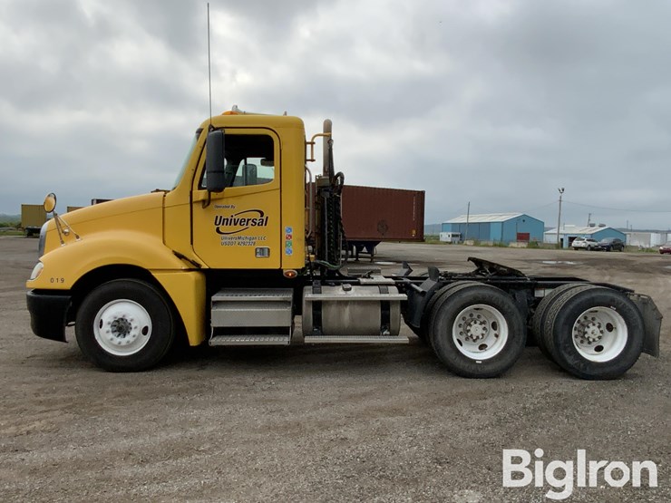 2010-freightliner-columbia-120-image-8