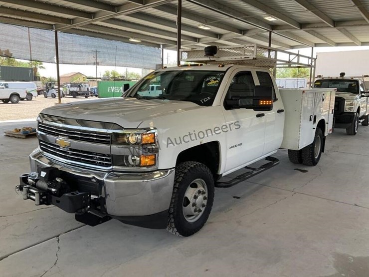 2015-chevrolet-3500-image-4