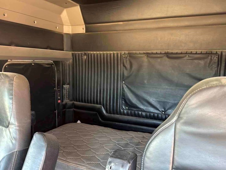 2015-kenworth-t800-image-13