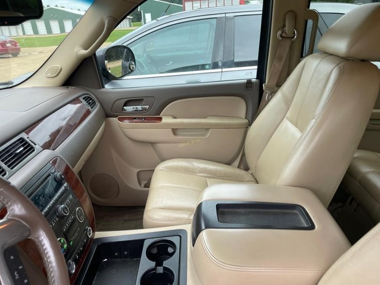 2010-chevrolet-suburban-image-13