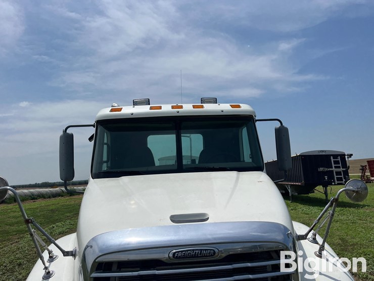2004-freightliner-t/a-truck-tractor-image-9