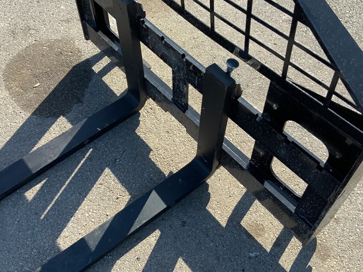 skid-steer-pallet-fork-attachment-image-10
