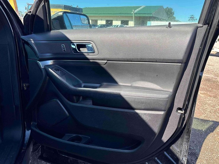 2017-ford-explorer-image-25