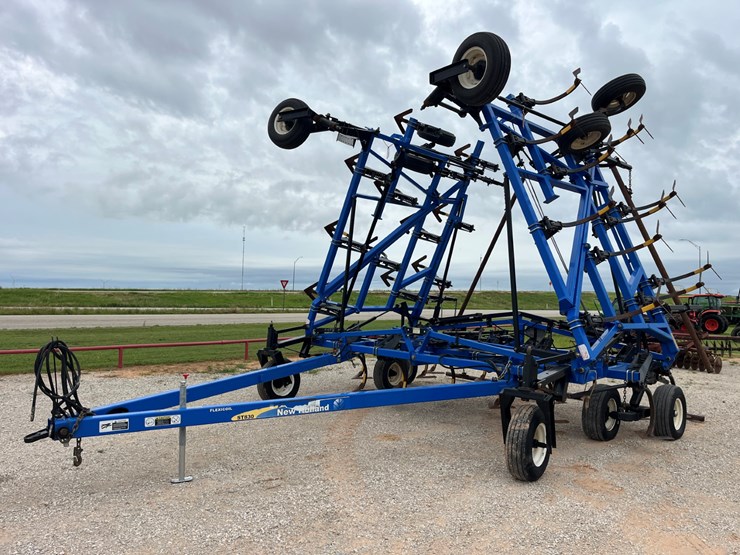 2015-new-holland-st830-image-1