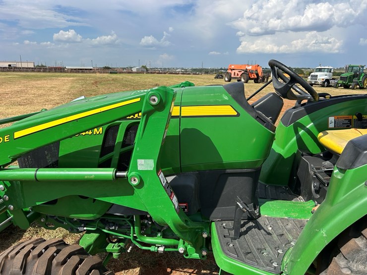2020-john-deere-4044m-image-12