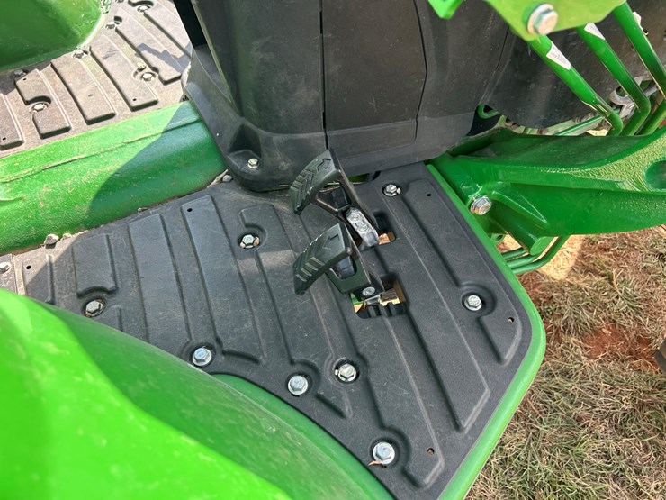 2020-john-deere-4044m-image-23