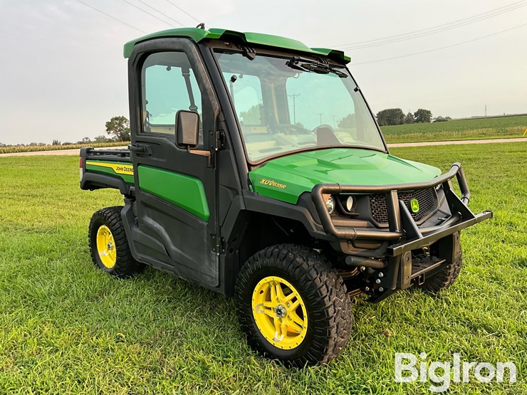 2021-john-deere-gator-image-3
