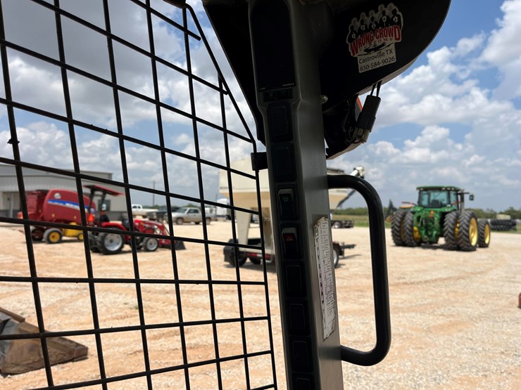 2015-new-holland-l218-image-14
