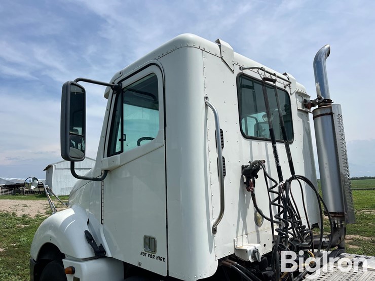 2004-freightliner-t/a-truck-tractor-image-15