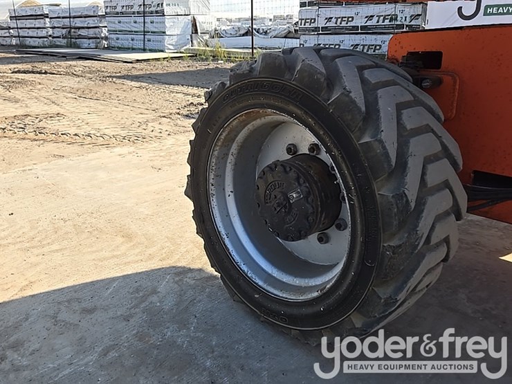 2017-jlg-800s-image-20