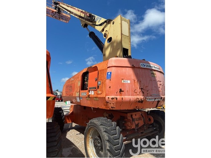 2017-jlg-800s-image-1