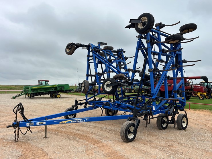 2014-new-holland-st830-image-1