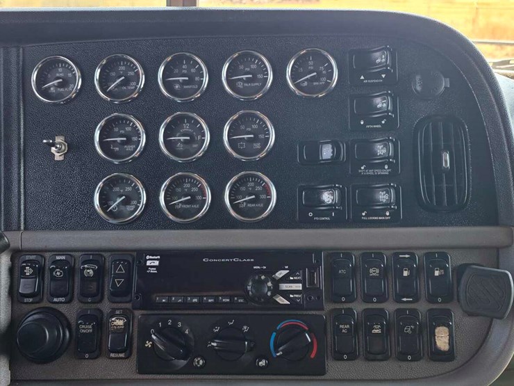 2015-peterbilt-389-image-2